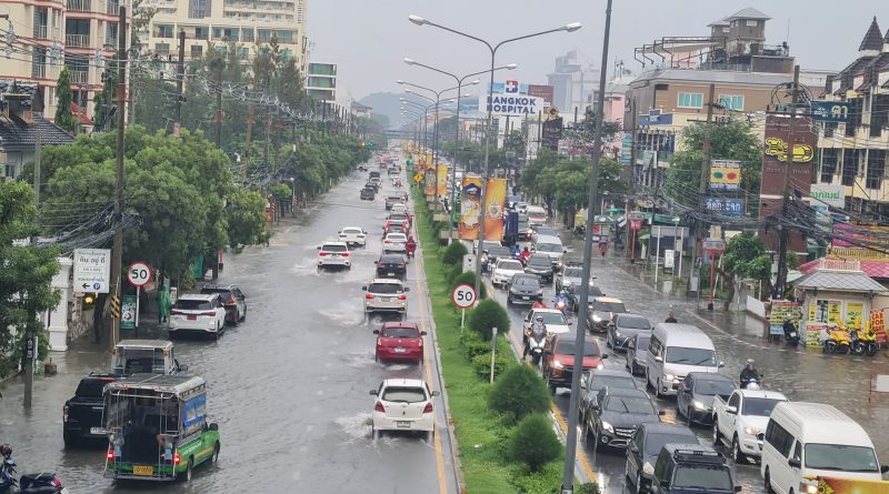 ฝนตกหนักต่อเนื่อง น้ำท่วมถนนเพชรเกษม เร่งระบายน้ำออกทะเล