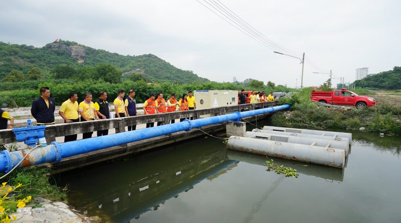 ผู้ว่าฯประจวบคีรีขันธ์ สั่งเร่งติดตั้งเครื่องผลักดันน้ำ เครื่องสูบน้ำแรงดันสูง เตรียมพร้อมรับมือน้ำท่วมหัวหิน